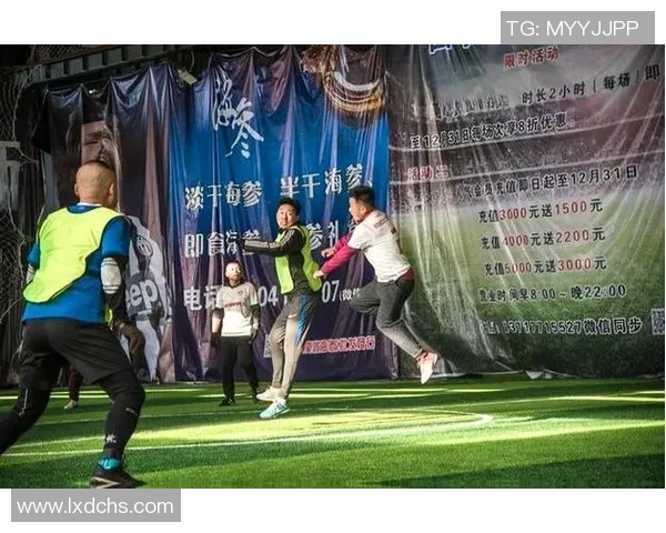 足球明星黑白艺术作品展现运动之美与激情的结合